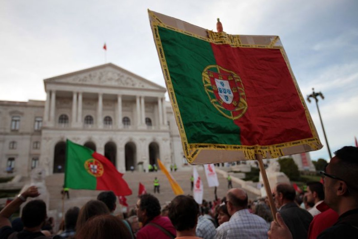 bandiera-portoghese-parlamento