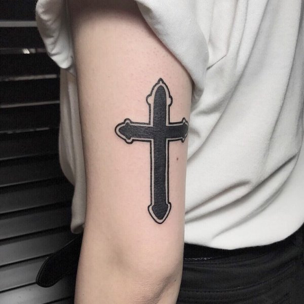 tatuaggi-croce-braccio-uomo