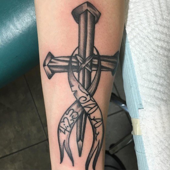 tatuaggi-croce-braccio
