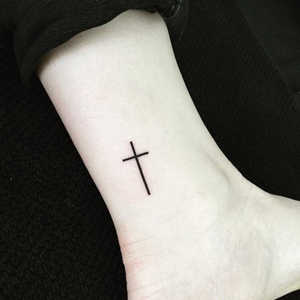 tatuaggi-croce-piede