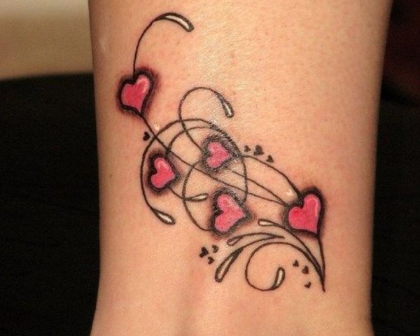 tatuaggio-cuoricini-donna-rossi-braccio