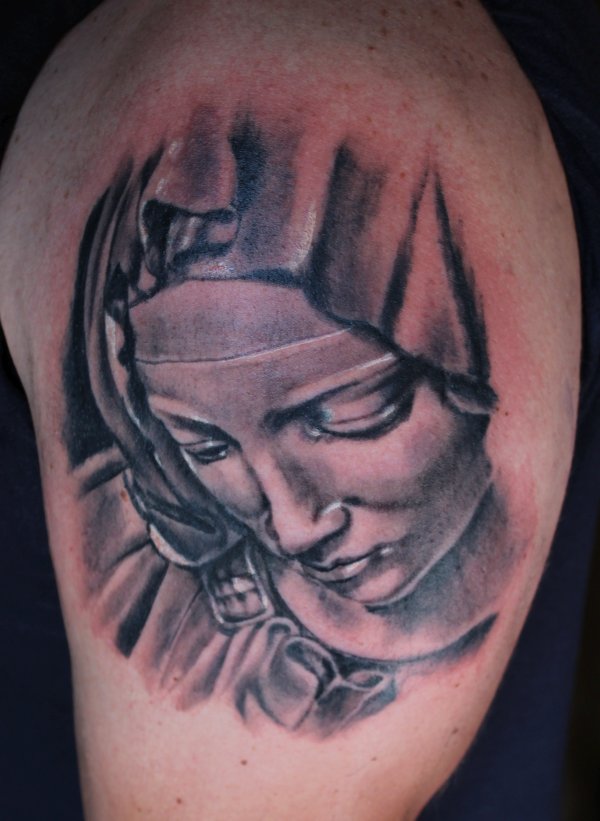 tatuaggio-realistico-madonna-religione