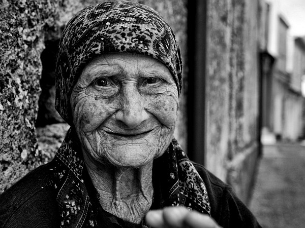 ritratto-foto-in-bianco-e-nero-donna-anziana
