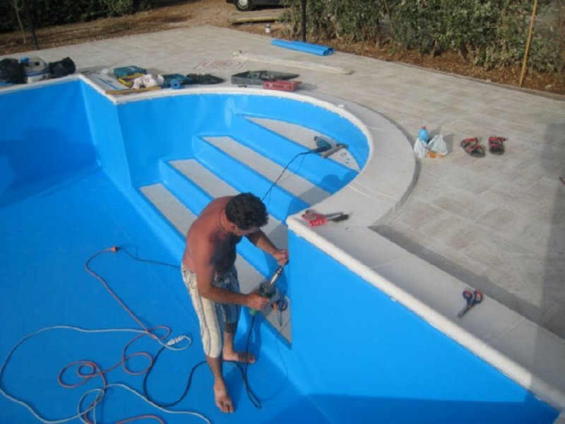 piscina-da-esterno-rivestimento-azzurro
