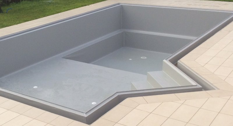 piscina-da-esterno-rivestimento-grigio