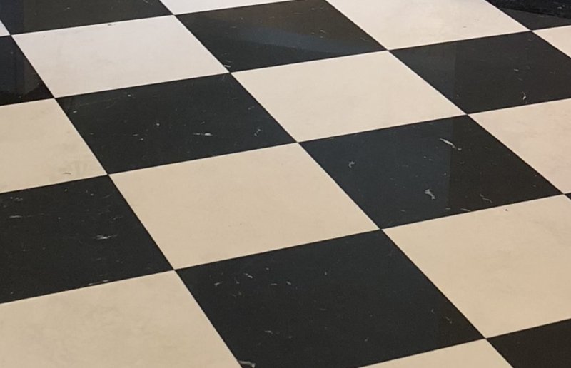 colori-arredamento-vintage-pavimento-a-scacchi-bianco-nero