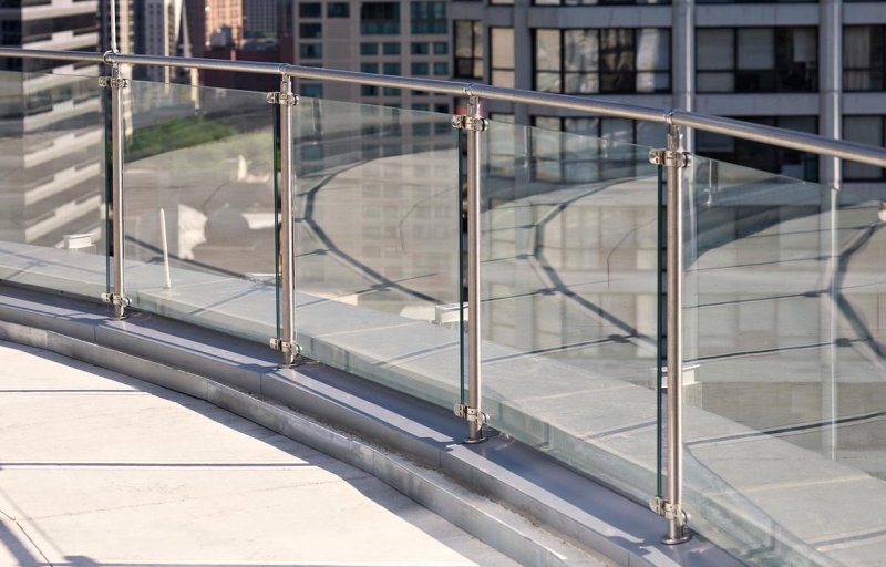 ringhiere-vetro-acciaio-balcone-moderno